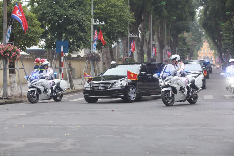 Đoàn xe đi chuyển về phố Hoàng Diệu.