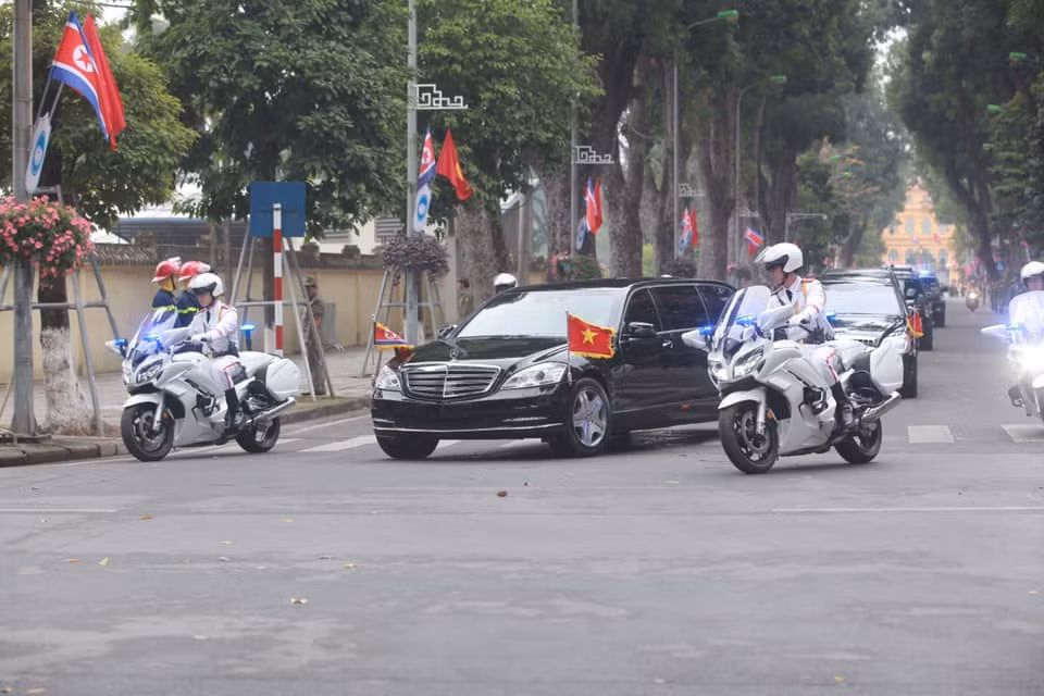 Đoàn xe đi chuyển về phố Hoàng Diệu.