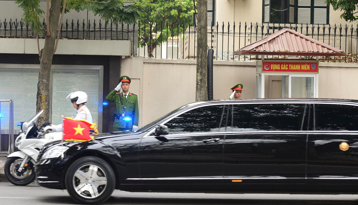 Sáng nay (2/3), trong khuôn khổ chuyến thăm hữu nghị chính thức Việt Nam, Chủ tịch Triều Tiên Kim Jong-un đã đến viếng lăng Chủ tịch Hồ Chí Minh và Đài tưởng niệm liệt sĩ Vô Danh.