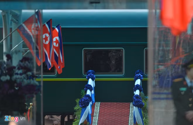 Sau khi viếng lăng Chủ tịch Hồ Chí Minh, Chủ tịch Đảng Lao động Triều Tiên, Chủ tịch Ủy ban Quốc vụ nước CHDCND Triều Tiên Kim Jong-un cùng các thành viên Đoàn đại biểu cấp cao Triều Tiên rời Hà Nội để di chuyển lên ga Đồng Đăng (Lạng Sơn) và trở về nước bằng tàu hỏa, kết thúc chuyến tham dự Hội nghị thượng đỉnh Mỹ-Triều Tiên lần 2 và kết thúc chuyến thăm hữu nghị chính thức Việt Nam.