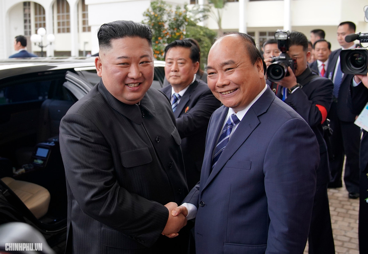 Thủ tướng Nguyễn Xuân Phúc bắt tay Chủ tịch Triều Tiên Kim Jong-un. Ảnh: Chinhphu.vn