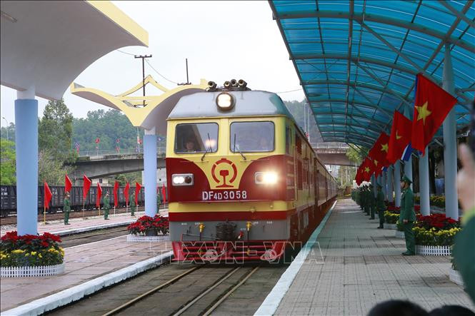 Tàu tiến vào Ga Đồng Đăng.