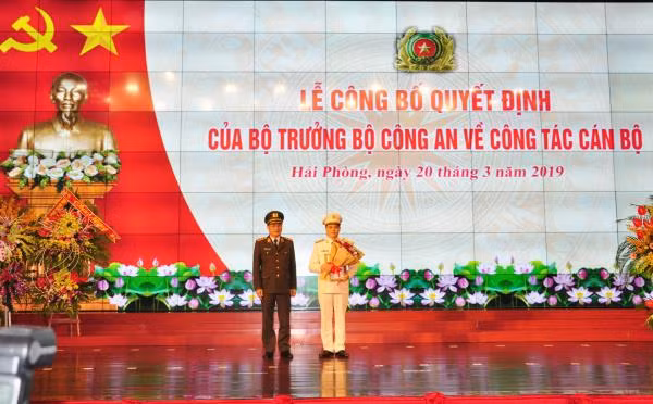 Tan Giam doc Cong an thanh pho Hai Phong hua gi ngay nham chuc?