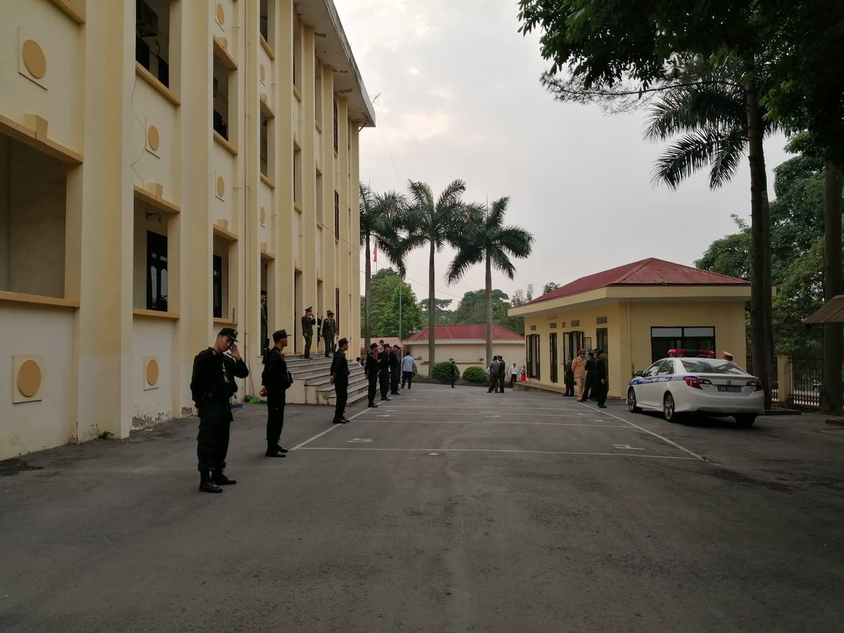 Và trong khuôn viên tòa.