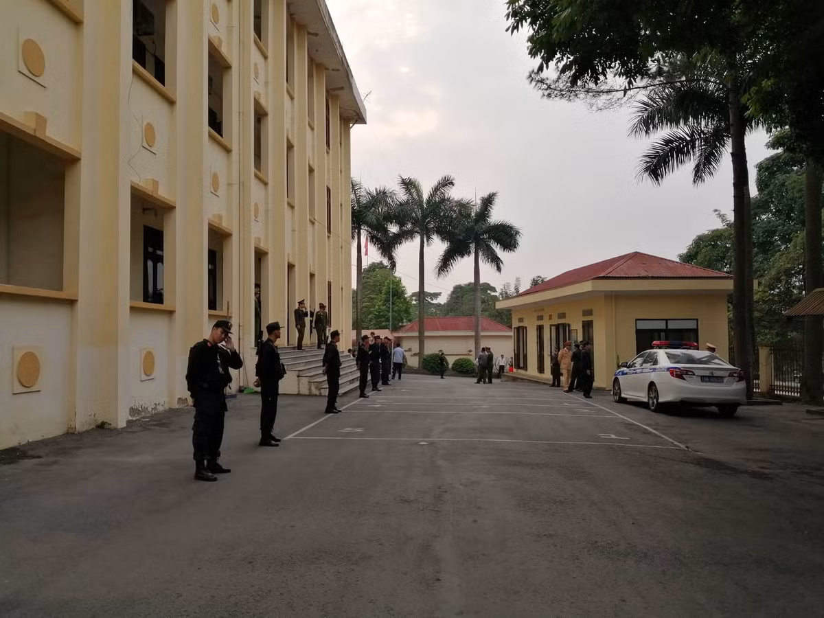 Và trong khuôn viên tòa.