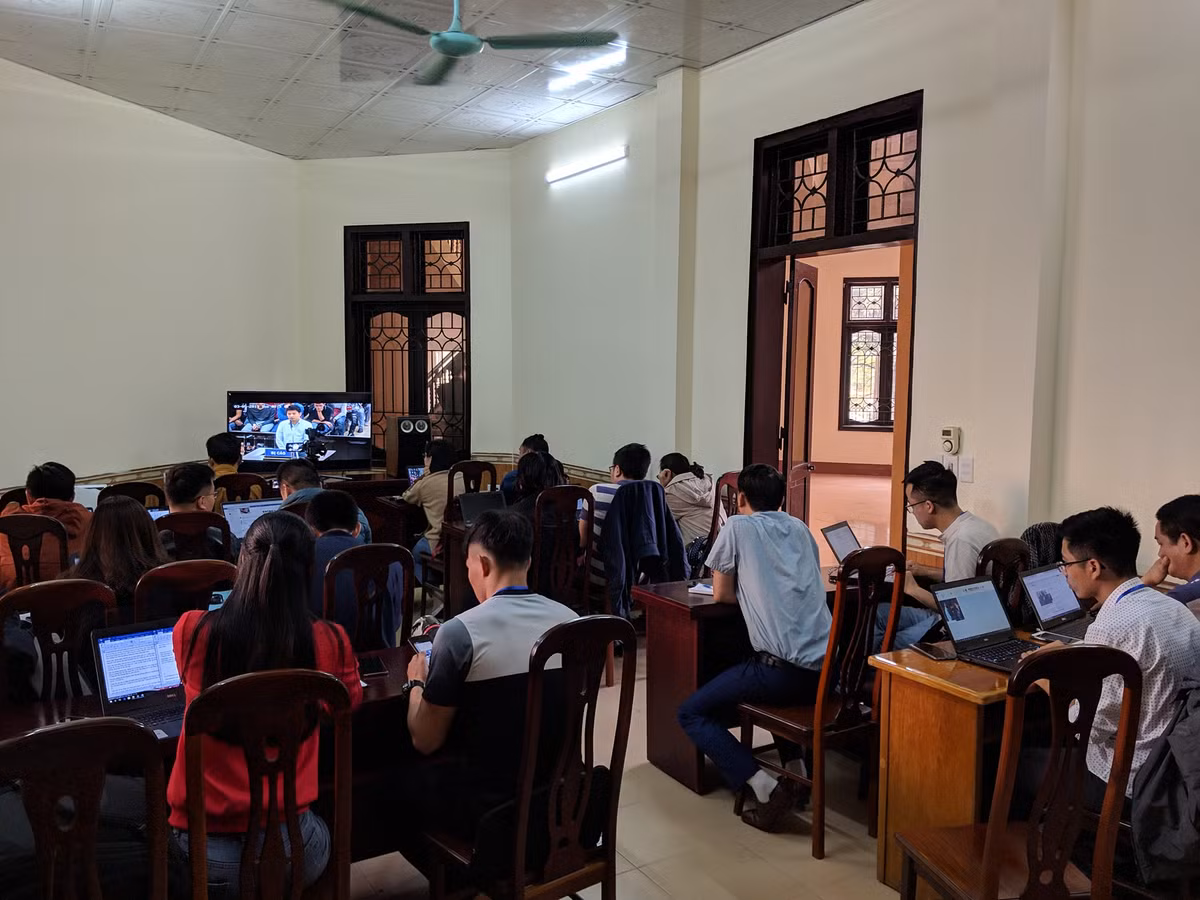 Các phóng viên dự đưa tin tòa qua màn hình tivi.