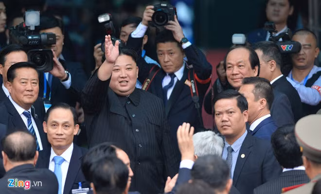 Ông vẫy tay chào người dân. Ảnh: Zing.vn