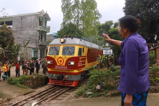 Trước khi bước vào trong toa tàu, ông Kim cũng nán lại khá lâu trên bậc thang để vẫy chào và cảm ơn. Khi tàu lăn bánh, người dân Lạng Sơn vẫy tay chào Chủ tịch Triều Tiên. Ảnh: NLĐ.