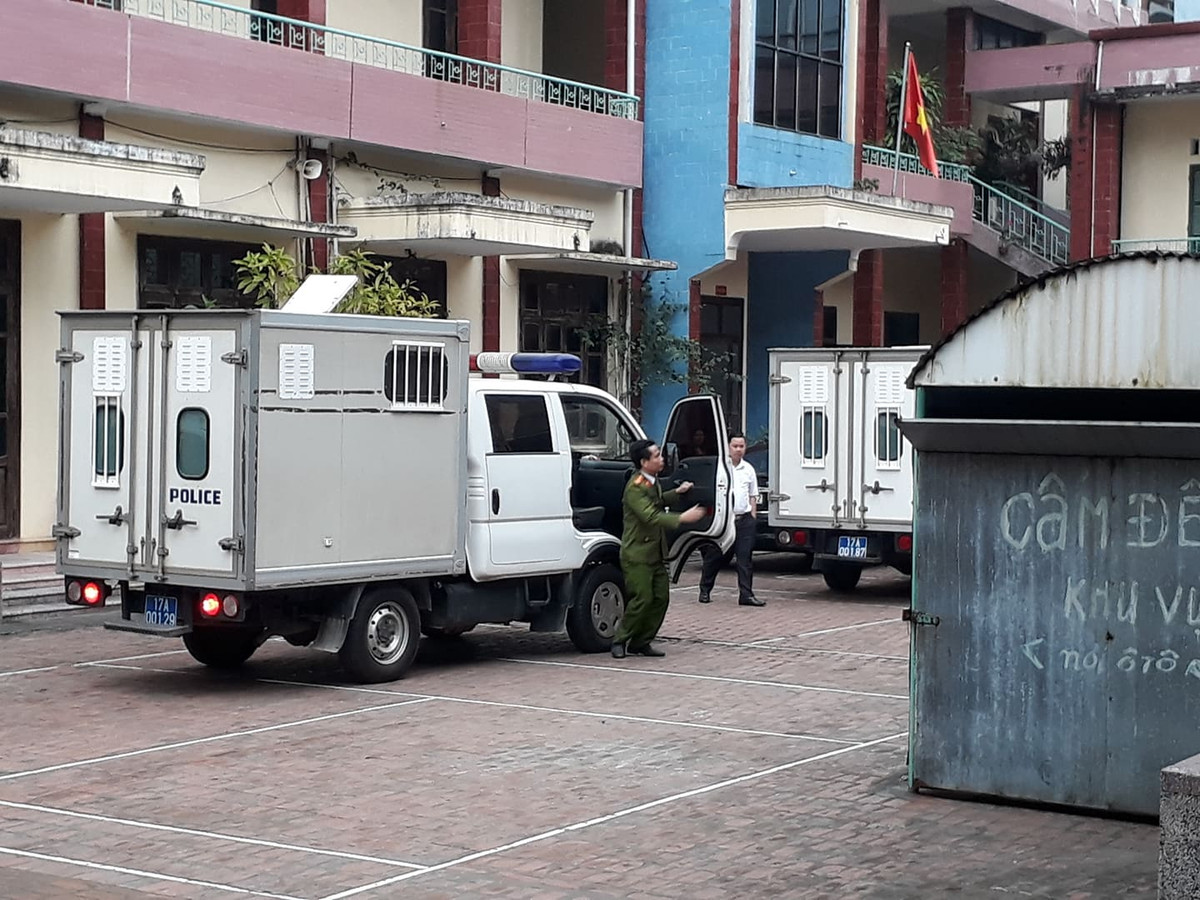 Hoan toa xu Cuu Pho phong Canh sat kinh te xam hai tap the nu sinh lop 9-Hinh-2