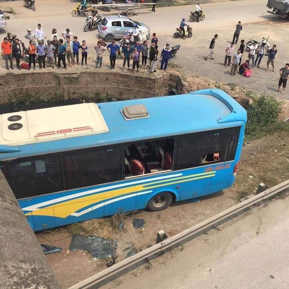 Vào thời điểm trên, xe khách BKS 15B 02582 của nhà xe Kết Đoàn đang lưu thông theo hướng Hải Phòng - Hà Nội, đến đoạn chân cầu vượt số 6 bất ngờ mất lái đâm vào chân cầu.