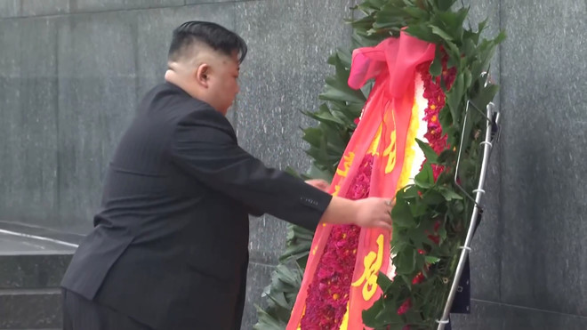 Chủ tịch Triều Tiên Kim Jong-un đặt vòng hoa viếng Chủ tịch Hồ Chí Minh.