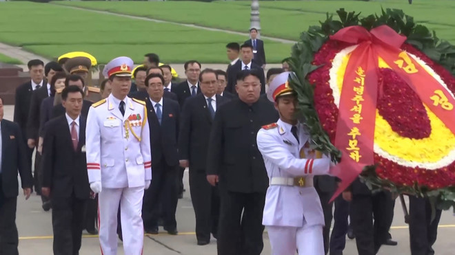 Chủ tịch Triều Tiên Kim Jong-un cùng Phái đoàn Triều Tiên vào Lăng viếng Chủ tịch Hồ Chí Minh. Ảnh: Zing.