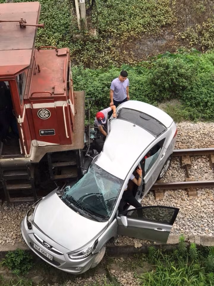 O to bi tau hoa dam khi vuot duong sat o Hai Duong, 5 nguoi cap cuu-Hinh-2