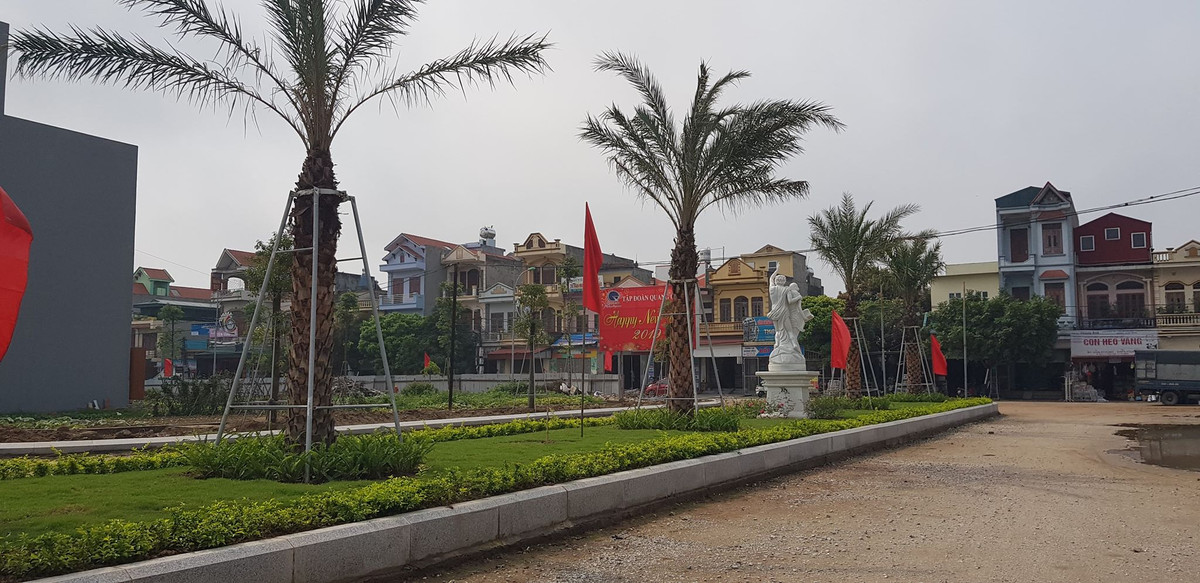 Chủ đầu tư còn đặt những bức tượng đá mang phong cách châu Âu.