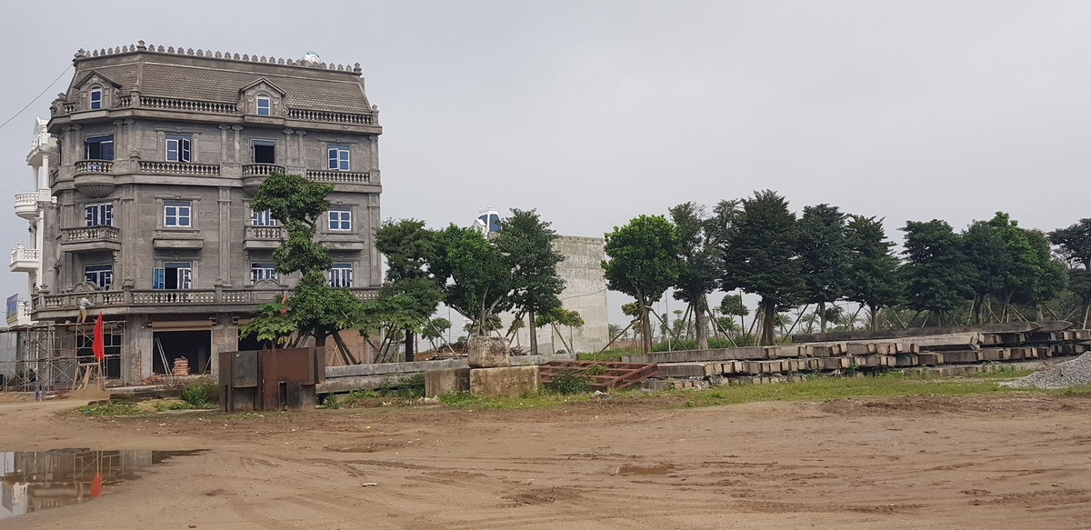 Đến ngày 17/5/2018, UBND tỉnh Hải Dương phê duyệt hồ sơ mời sơ tuyển tại quyết định 1495 và đăng tải thông báo mời sơ tuyển trên mạng đấu thầu quốc gia số 20180551305 ngày 21/5/2018; đăng tải trên báo Đấu thầu và Báo quốc tế VietNamNew ngày 22/5/2018. Sau đó, bán hồ sơ mời sơ tuyển từ ngày 29/5/2018 đến 9h ngày 28/6/2018. Đóng thầu lúc 9h ngày 28/6/2018. Ngày 30/8/2018, UBND tỉnh Hải Dương phê duyệt kết quả sơ tuyển tại quyết định số 3159 ngày 30/8/2018.