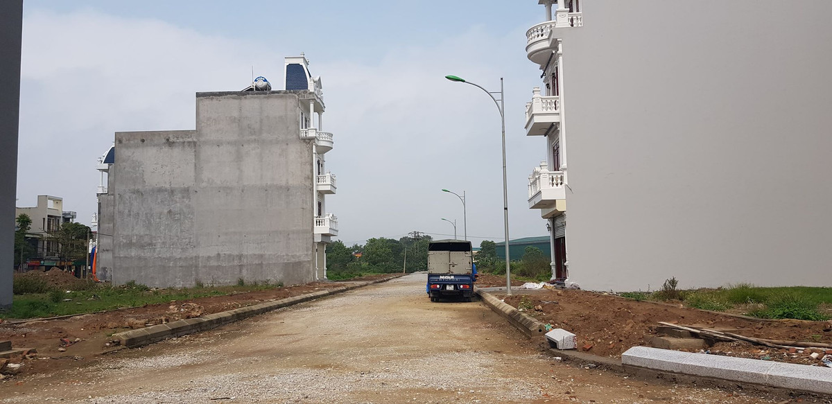 Tương tự, đối với dự án đầu tư xây dựng Tổ hợp công trình hỗn hợp tại Lô đất CCC05 thuộc phường Thanh Bình (TP Hải Dương, tỉnh Hải Dương) có diện tích 3.823,1m2, ngày 20/12/2017, UBND tỉnh Hải Dương có quyết định 2974/QĐ-UBND phê duyệt quy hoạch và ngày 12/2/2018 có quyết định 673 phê duyệt danh mục dự án đầu tư có sử dụng đất công bố lựa chọn nhà đầu tư trên địa bàn tỉnh Hải Dương.