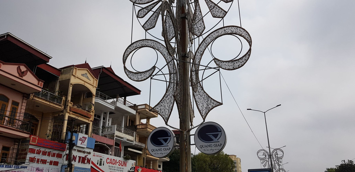 Một chiếc đèn trang trí do Quang Giáp lắp trên đường Nguyễn Lương Bằng (TP Hải Dương). PV Kiến Thức tiếp tục thông tin liên quan các dự án của Công ty TNHH Tập đoàn Quang Giáp.