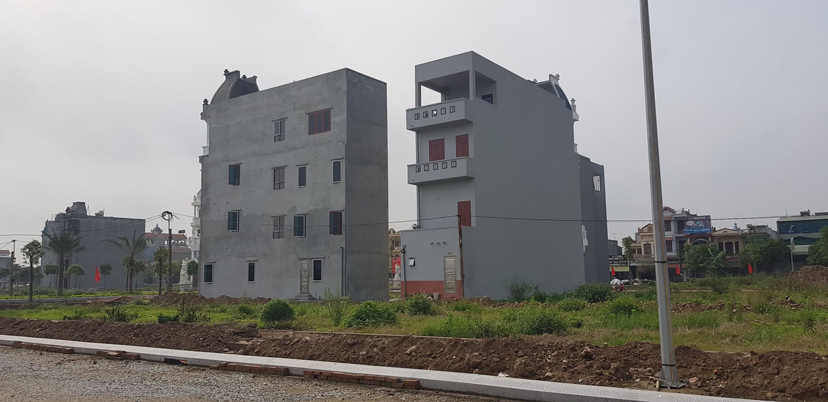 Sau đó, UBND tỉnh Hải Dương phê duyệt hồ sơ mời sơ tuyển theo quyết định 1469 ngày 17/5/2018 và đăng tải thông báo mời sơ tuyển trên mạng đấu thầu quốc gia số 20180548441 ngày 18/5/2018; đăng tải trên báo Đấu thầu và Báo quốc tế VietNamNew ngày 22/5/2018. Bán hồ sơ mời sơ tuyển từ ngày 28/5/2018 đến 9h ngày 27/6/2018. Đóng thầu lúc 9h ngày 27/6/2018. Ngày 30/8/2018, UBND tỉnh Hải Dương phê duyệt kết quả sơ tuyển tại quyết định số 3160 ngày 30/8/2018.