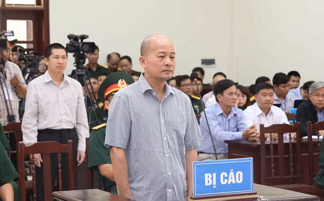 Cach tat ca chuc vu trong Dang voi hai dai ta lien quan vu Ut “troc”