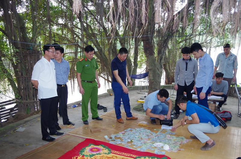 Đây là ổ nhóm đánh bạc với thủ đoạn hết sức tinh vi, các đối tượng tham gia đánh bạc, hầu hết là các con bạc chuyên nghiệp, trong đó có nhiều đối tượng đã có tiền sự về hành vi đánh bạc. Ảnh: Công an tỉnh Hưng Yên. 