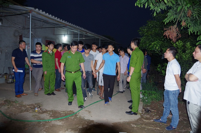 Các đối tượng bị dẫn giải rời khỏi trang trại. Ảnh: Công an tỉnh Hưng Yên.