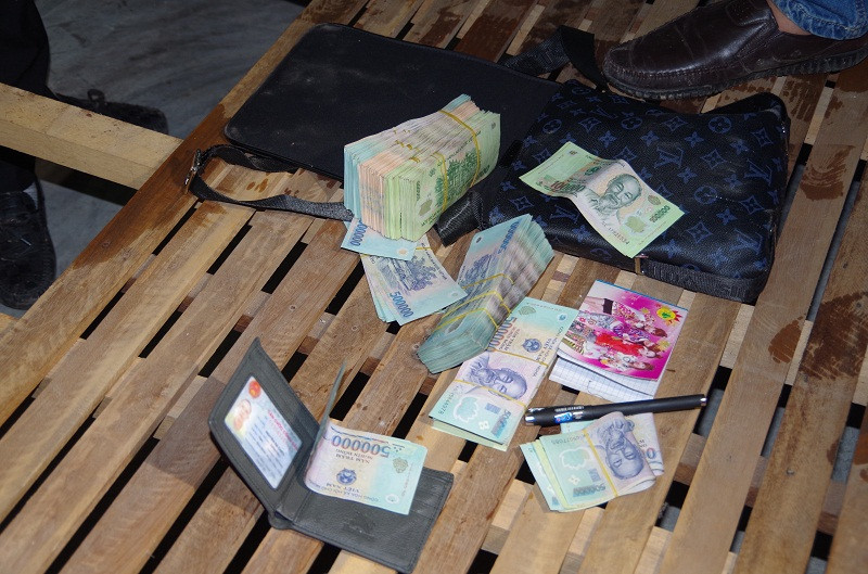Số tiền tang vật tại sới bạc. Ảnh: công an tỉnh Hưng Yên.