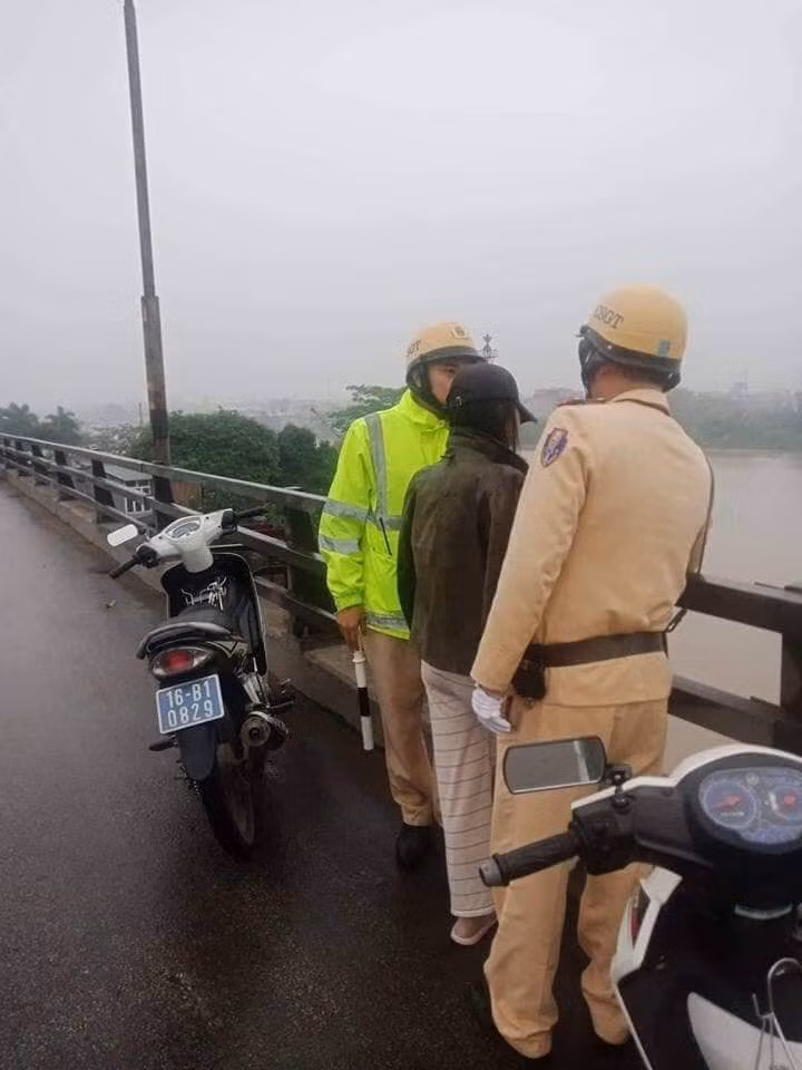 CSGT giai cuu 1 phu nu mang bau dinh nhay cau tu tu