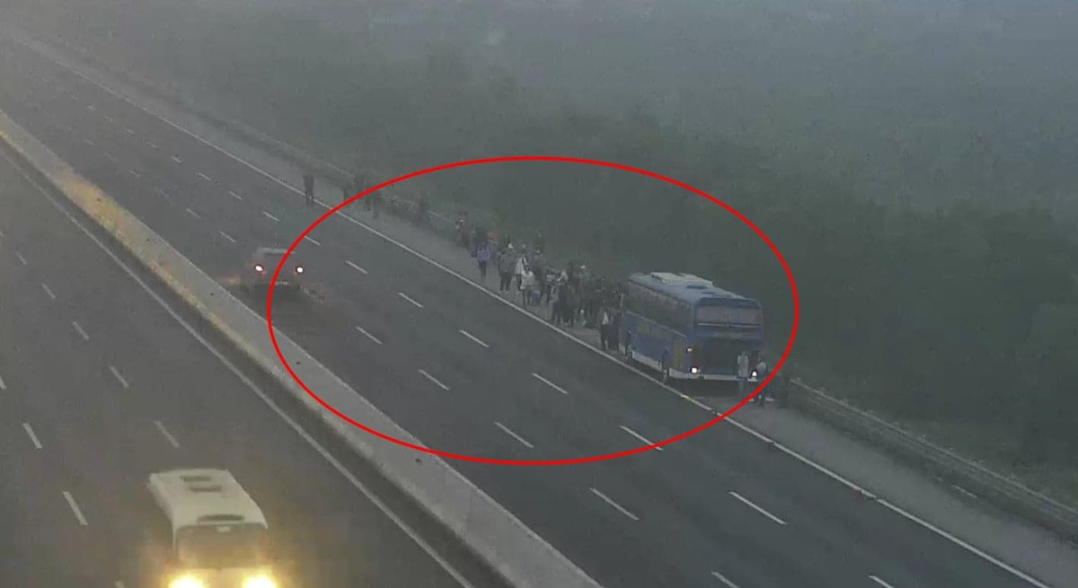 Xe khach Doan Xuan chay lop 2 lan, hang chuc khach hoang loan-Hinh-2