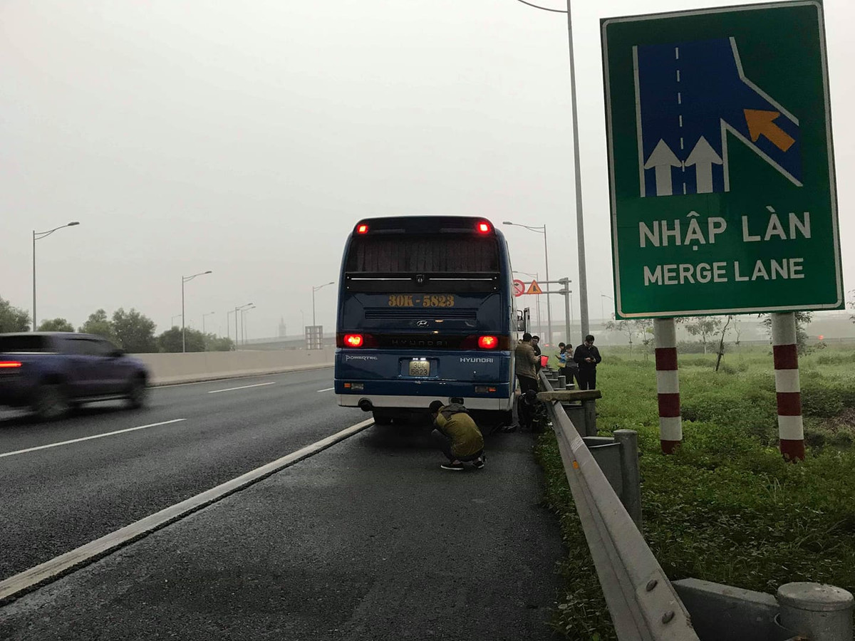 Xe khach Doan Xuan chay lop 2 lan, hang chuc khach hoang loan