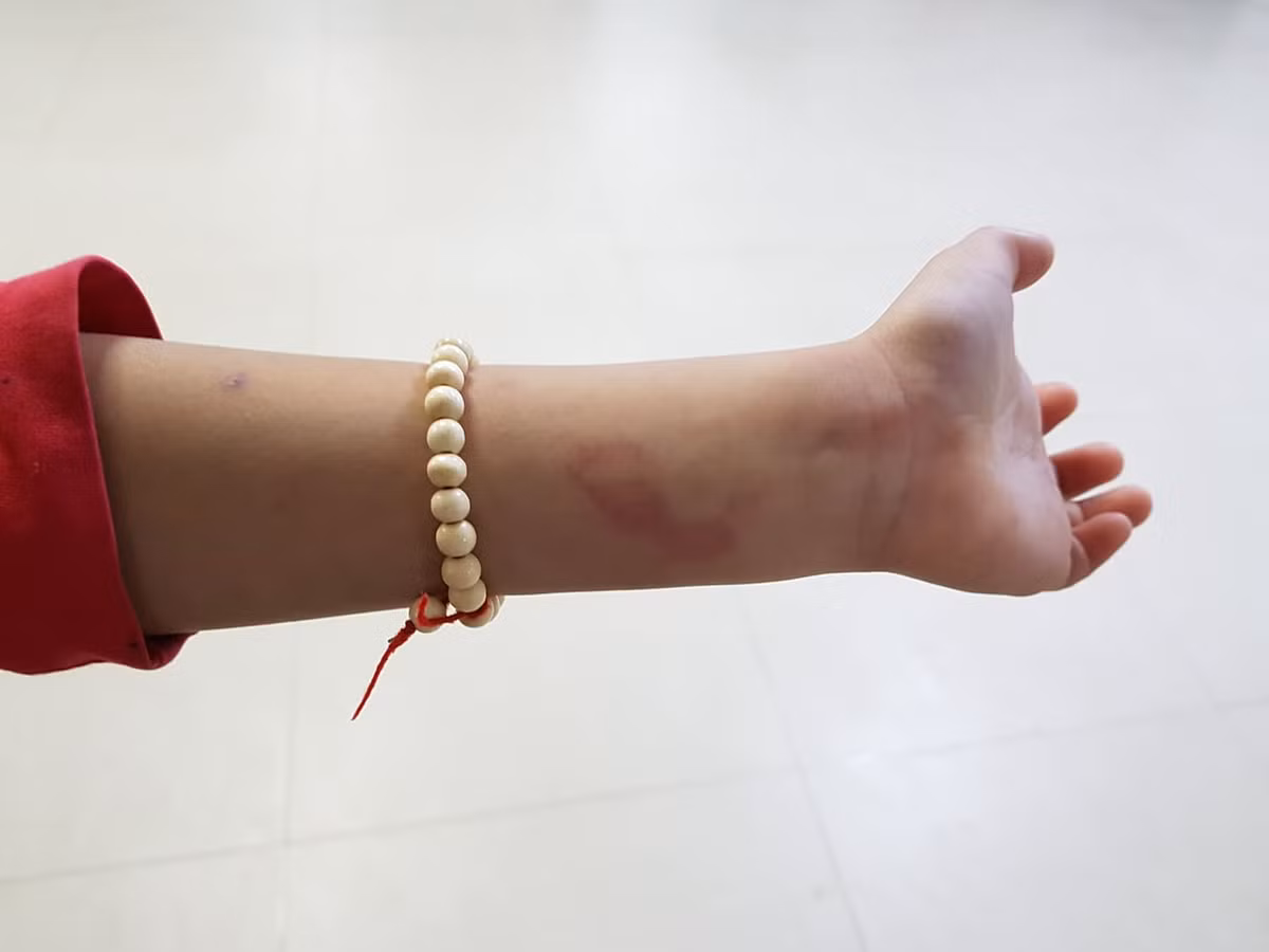 Co giao bi tam dinh chi do bi to danh hoc sinh tham tim-Hinh-2