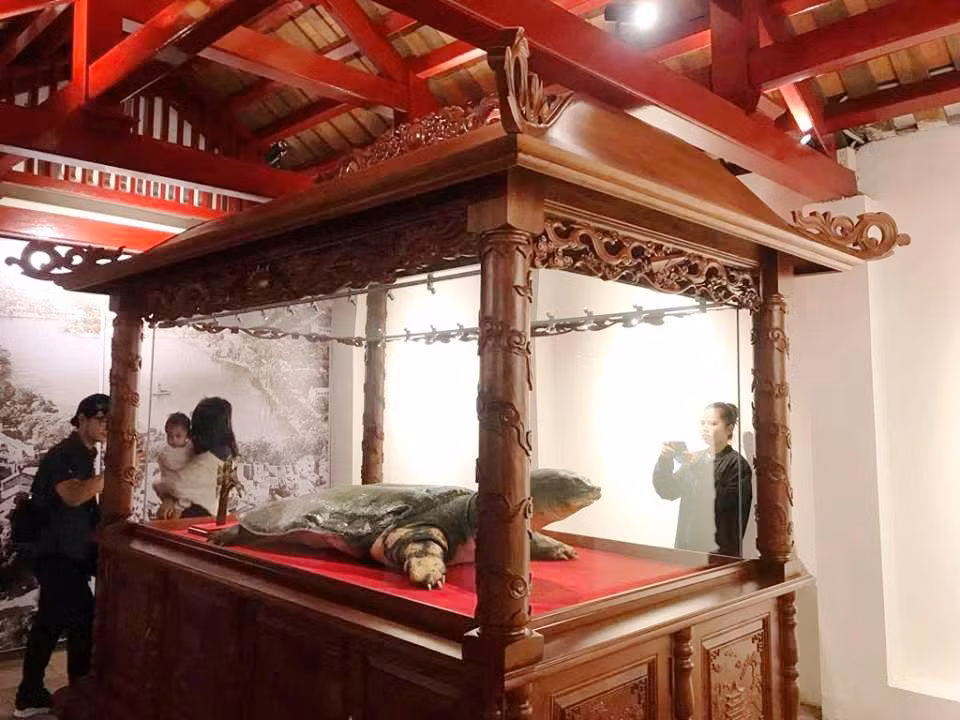 Soi tieu ban cu rua ho Guom tai den Ngoc Son