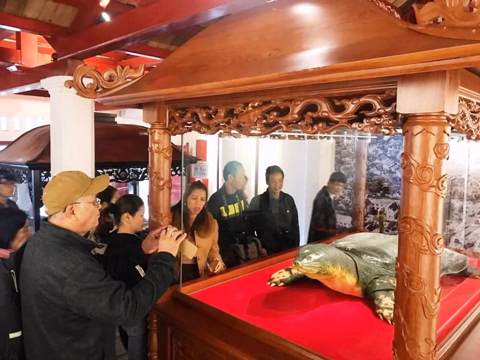 Soi tieu ban cu rua ho Guom tai den Ngoc Son-Hinh-2