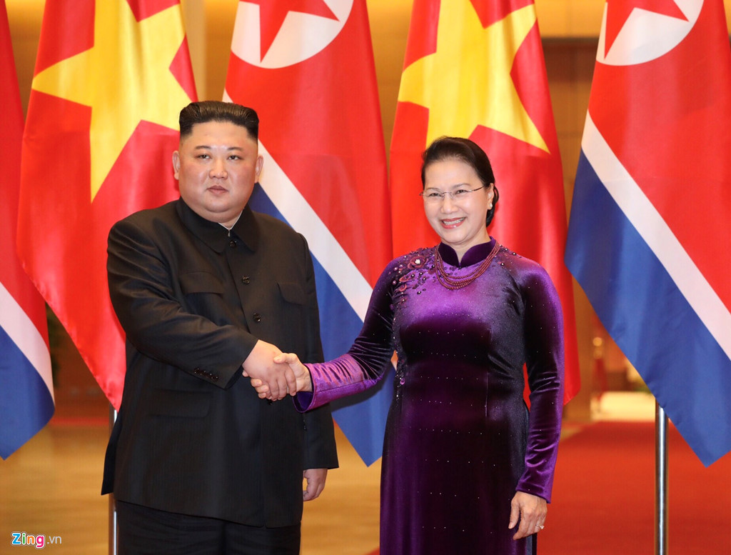 Chủ tịch Quốc hội Nguyễn Thị Kim Ngân bắt tay Chủ tịch Triều Tiên Kim Jong-un. Ảnh: Zing.