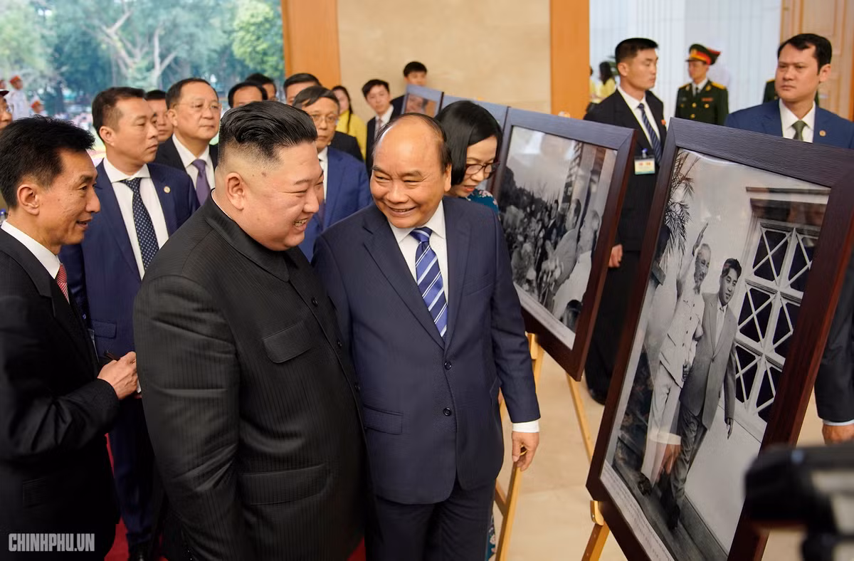 Thủ tướng Nguyễn Xuân Phúc cùng Chủ tịch Kim Jong-un xem lại những hình ảnh thể hiện tình hữu nghị hợp tác truyền thống giữa hai nước Việt Nam - Triều Tiên. Ảnh: VGP.
