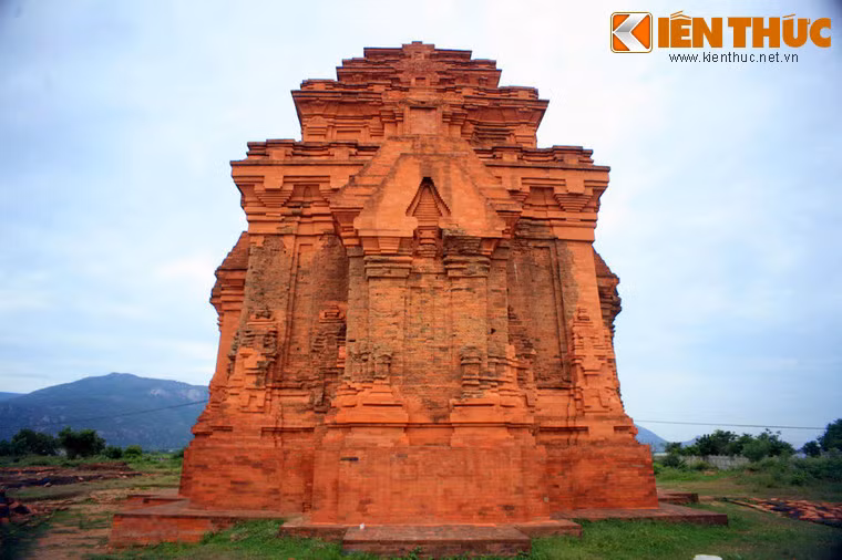 Tháp Nam là tháp lớn và còn nguyên vẹn hơn trong quần thể tháp Hòa Lai.