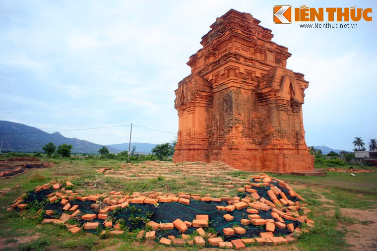 Toàn bộ thân tháp là một khối lập phương khoẻ nhô lên từ một phần bệ vuông và đỡ cả một hệ thống các tầng nhỏ hơn.