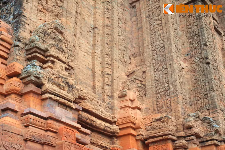 Trang trí ở tháp Hoà Lai vừa mang tính chức năng - nhấn mạnh ấn tượng cho các thành phần cấu trúc đỡ vừa phô bày vẻ đẹp của các hoa văn