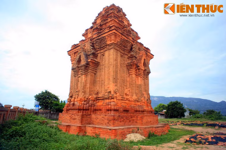 Táp phía Bắc có quy mô nhỏ hơn, được trang trí tương tự tháp Nam.