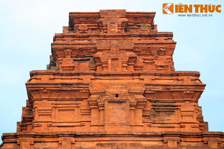 Phần trên của từng bộ diềm mái là một hoa văn tràng hoa chạy dài và hình các thần điểu Garuda đang xoè cánh.