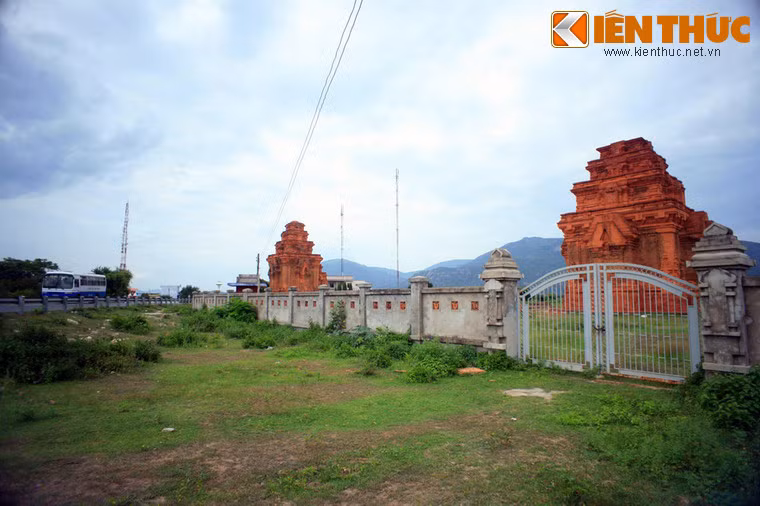 Nằm bên Quốc lộ 1 thuộc địa phận xã Tân Hải, huyện Ninh Hải, tỉnh Ninh Thuận, tháp Chăm Hòa Lai được đánh giá là một trong những di tích cổ nhất và đẹp nhất còn tồn tại của vương quốc Chămpa.