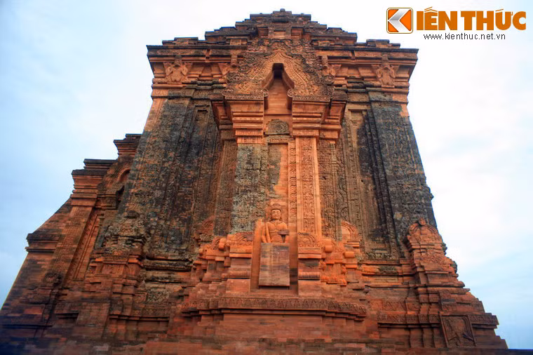 Trang trí hoa văn bên ngoài mặt tháp chỉ giới hạn ở vòm cửa, ở các trụ ốp, ở bộ diềm mái.