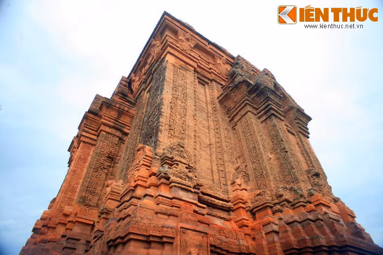 Khoảng tường giữa hai trụ ốp cũng được phủ bằng các hình chạm khắc hoa lá.