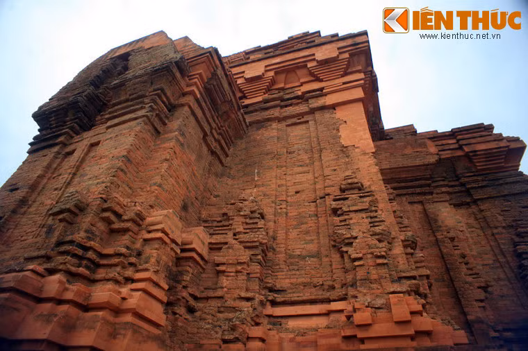 Vể tổng thể, tháp Hòa Lai mang một phong cách kiến trúc đặc trưng, được giới nghiên cứu đặt tên là phong cách Hoà Lai.