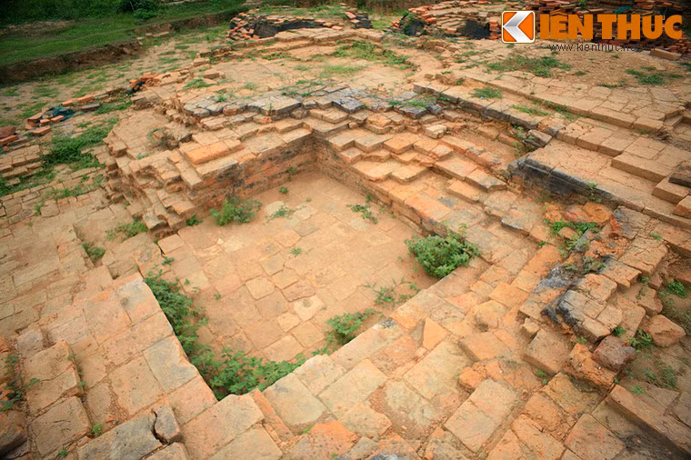 Sau đó, bị sụp đổ luôn phần thân chỉ còn lại phần nền như hiện tại.