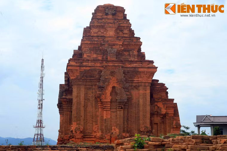 Một trong những nét rất đặc biệt của tháp Hoà Lai là tường tháp không thẳng đứng mà lại hơi choãi ra về phía trên.