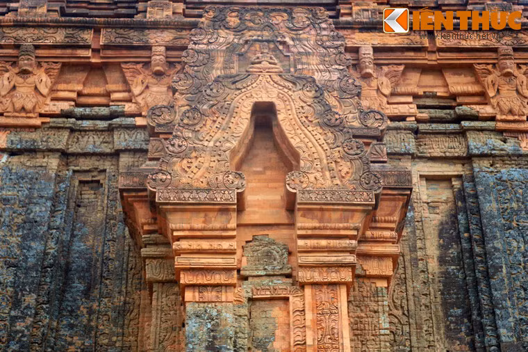 Yếu tố đặc trưng tiêu biểu nhất của tháp Hoà Lai là những vòm cửa tò vò trùm lên trên cửa ra vào, các cửa giả và các ô khám của các tầng, vành của cửa vòm được phủ kín bằng những hoa văn hình là cuộn, vọt ra từ miệng của quái vật Kala trên đỉnh.