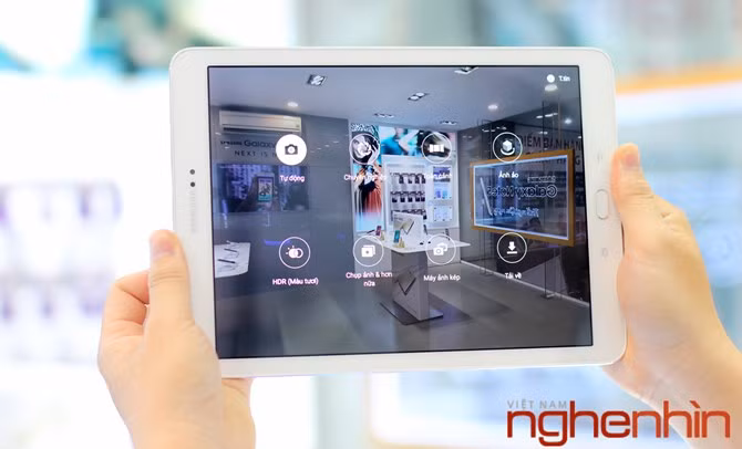 Camera của máy tích hợp nhiều chế độ chụp.