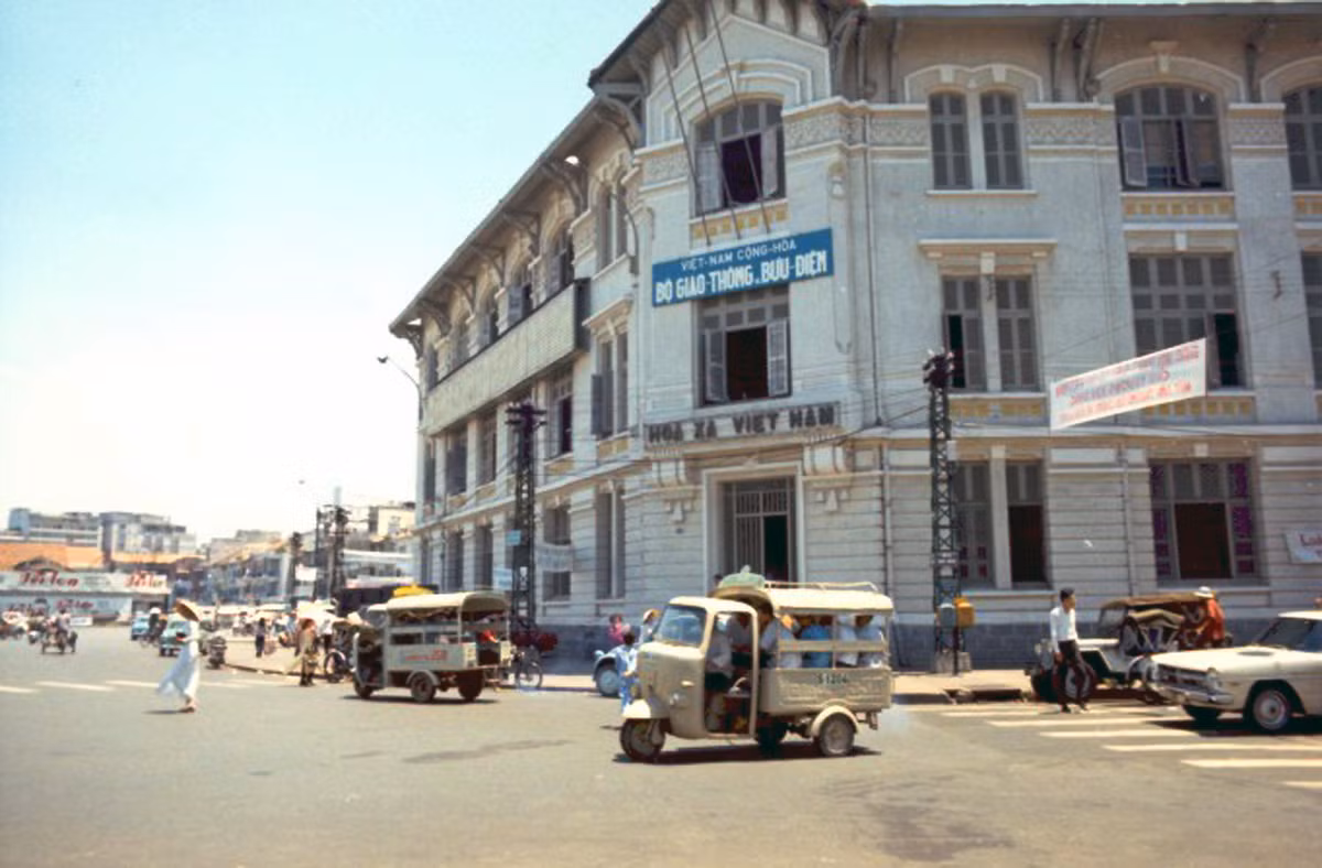 Tòa nhà Bộ Giao thông - Bưu điện VNCH cạnh chợ Bến Thành, nay là tòa nhà trụ sở của Công ty vận tải đường sắt Sài Gòn.