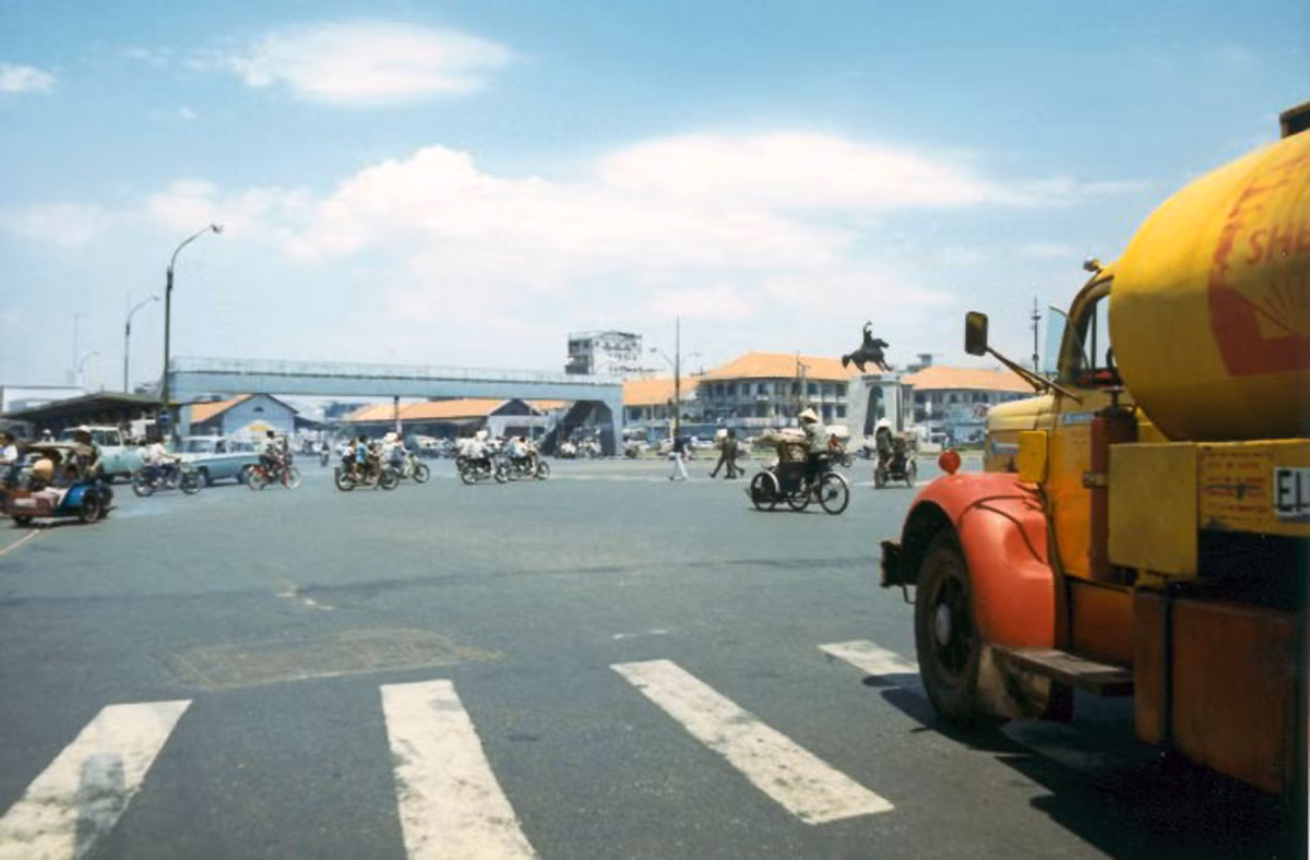 Một góc nhìn khác về khu vực trước chợ Bến Thành.