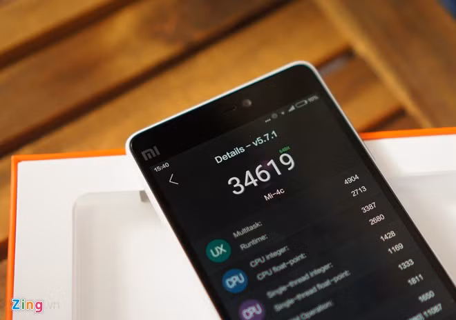 Xiaomi Mi 4C có cấu hình mạnh: chip Snapdragon 808, RAM 2 GB, dung lượng lưu trữ 16 GB nhưng trải nghiệm chưa tương xứng. Máy có dấu hiệu nóng khi chạy, các thao tác chưa mượt. Nguyên nhân có thể là do bản ROM tiếng Việt chưa tối ưu hoá tốt hệ thống của máy.